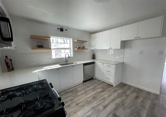 Photo 3 of Single family home for sale at 1305 Hobson Ave, Mc Kinney, TX 75069 | MLS# 21329059 | Listing updated on 2026-08-22