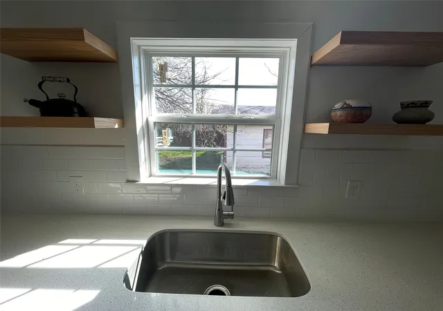Photo 4 of Single family home for sale at 1305 Hobson Ave, Mc Kinney, TX 75069 | MLS# 21329059 | Listing updated on 2026-08-22