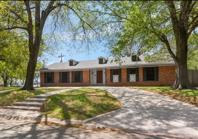Photo 1 of Single family home for sale at 800 Western Hills Dr, Sherman, TX 75092 | MLS# 21329066 | Listing updated on 2026-09-04