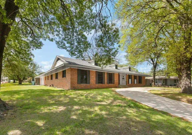 Photo 2 of Single family home for sale at 800 Western Hills Dr, Sherman, TX 75092 | MLS# 21329066 | Listing updated on 2026-09-04