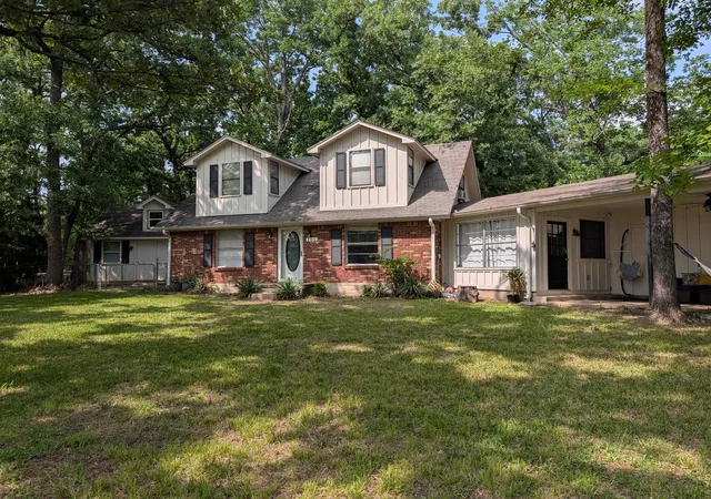Photo 1 of Single family home for sale at 155 Lake Dr, Enchanted Oaks, TX 75156 | MLS# 21329118 | Listing updated on 2026-10-01