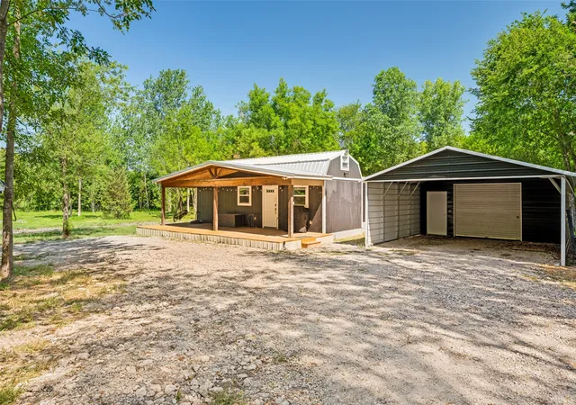 Photo 2 of Single family home for sale at 555 Yowell Hill Rd, Whitewright, TX 75491 | MLS# 21329109 | Listing updated on 2026-08-15