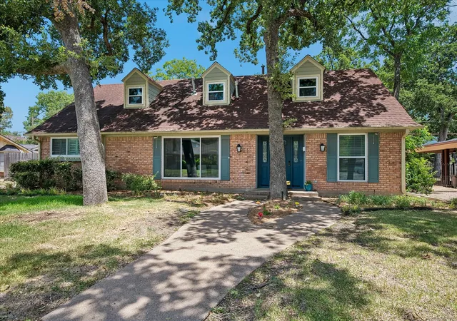 Photo 1 of Sale Pending at 216 Huntingdon Dr, Irving, TX 75061 | MLS# 21326958 | Listing updated on 2026-08-21