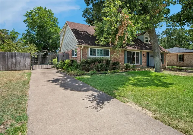Photo 2 of Sale Pending at 216 Huntingdon Dr, Irving, TX 75061 | MLS# 21326958 | Listing updated on 2026-08-21