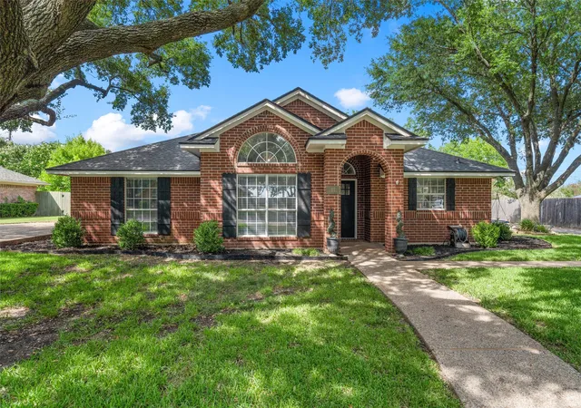 Photo 1 of Sale Pending at 112 Briar Ridge Dr, Hewitt, TX 76643 | MLS# 21311584 | Listing updated on 2026-07-21