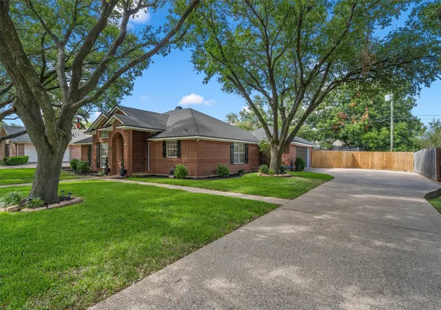 Photo 2 of Sale Pending at 112 Briar Ridge Dr, Hewitt, TX 76643 | MLS# 21311584 | Listing updated on 2026-07-21