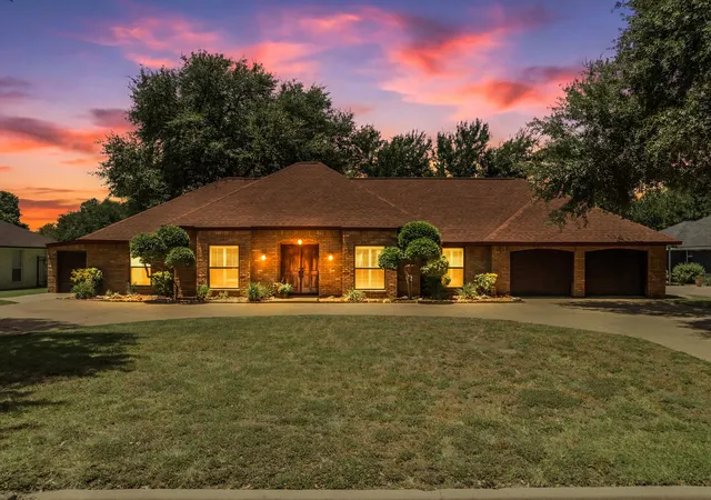 Photo 1 of Single family home for sale at 9208 Country Lake Dr, Waco, TX 76708 | MLS# 21329404 | Listing updated on 2026-10-04