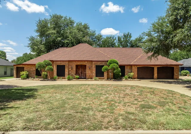 Photo 2 of Single family home for sale at 9208 Country Lake Dr, Waco, TX 76708 | MLS# 21329404 | Listing updated on 2026-10-04