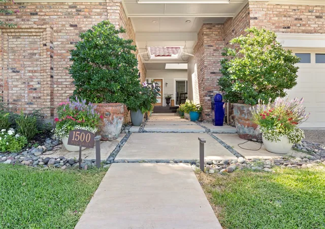 Photo 3 of Single family home for sale at 1500 Travis Cir S, Irving, TX 75038 | MLS# 21327108 | Listing updated on 2026-10-01