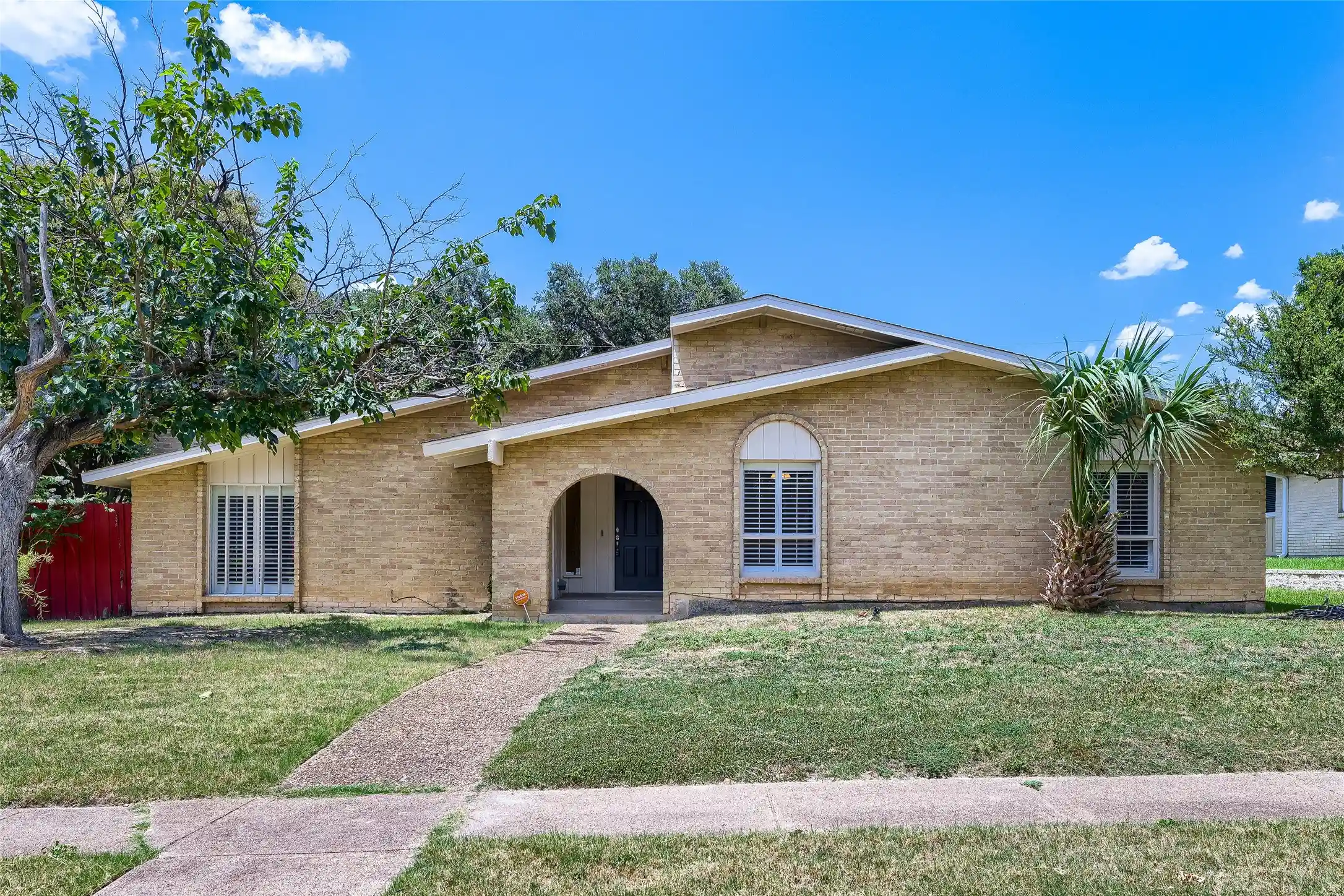 Photo 1 of Single family home for sale at 6639 Roundrock Rd, Dallas, TX 75248 | MLS# 21165630 | Listing updated on 2026-10-26