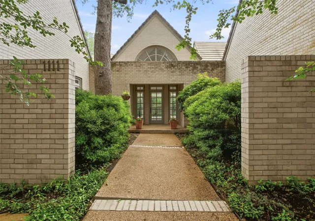 Photo 1 of Single family home for sale at 1111 Pebble Creek Rd, Fort Worth, TX 76107 | MLS# 21318747 | Listing updated on 2026-08-24