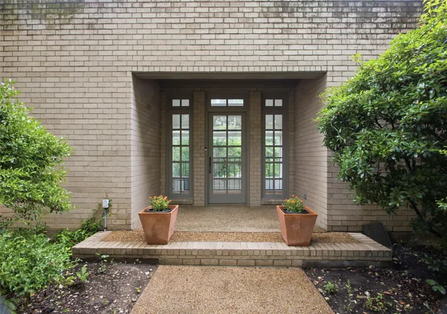 Photo 2 of Single family home for sale at 1111 Pebble Creek Rd, Fort Worth, TX 76107 | MLS# 21318747 | Listing updated on 2026-08-24