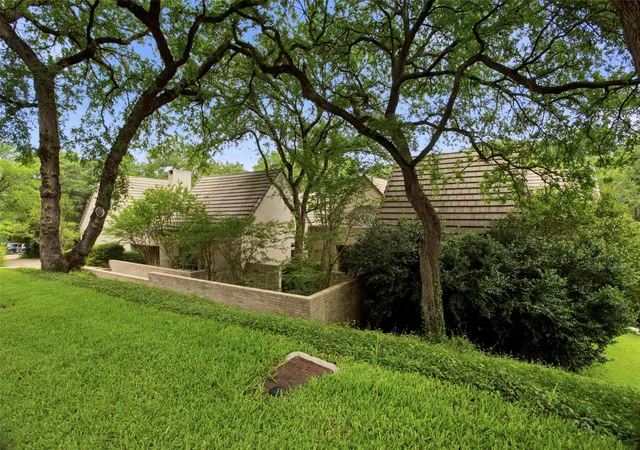 Photo 3 of Single family home for sale at 1111 Pebble Creek Rd, Fort Worth, TX 76107 | MLS# 21318747 | Listing updated on 2026-08-24