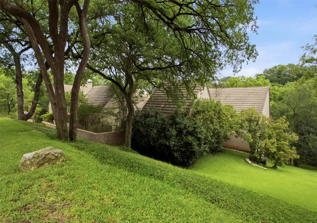 Photo 3 of Single family home for sale at 1111 Pebble Creek Rd, Fort Worth, TX 76107 | MLS# 21318747 | Listing updated on 2026-08-24