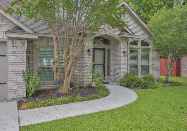 Photo 2 of Single family home for sale at 4731 Saddlebrook Dr, Fort Worth, TX 76116 | MLS# 21329565 | Listing updated on 2026-08-30