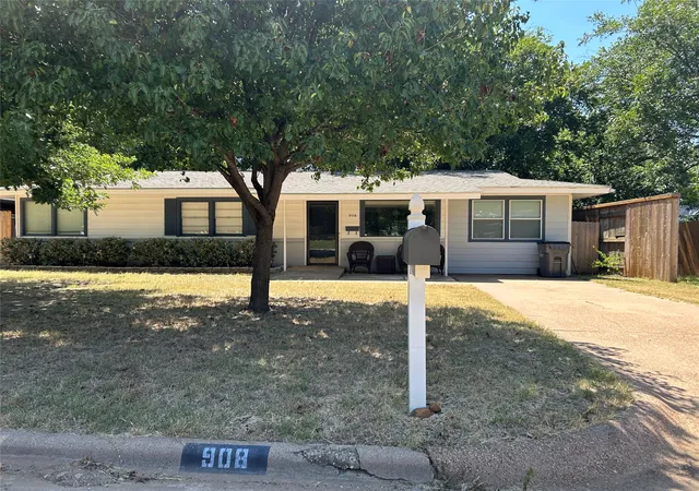 Photo 2 of Single family home for sale at 908 Fairview St, Graham, TX 76450 | MLS# 21329715 | Listing updated on 2026-09-25