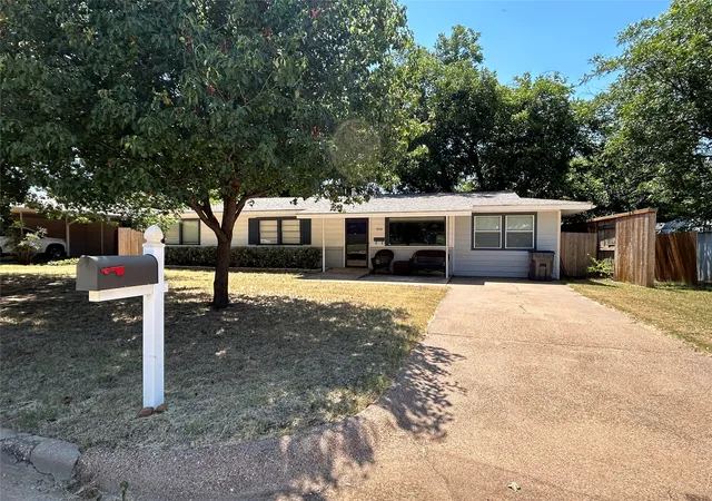 Photo 3 of Single family home for sale at 908 Fairview St, Graham, TX 76450 | MLS# 21329715 | Listing updated on 2026-09-25