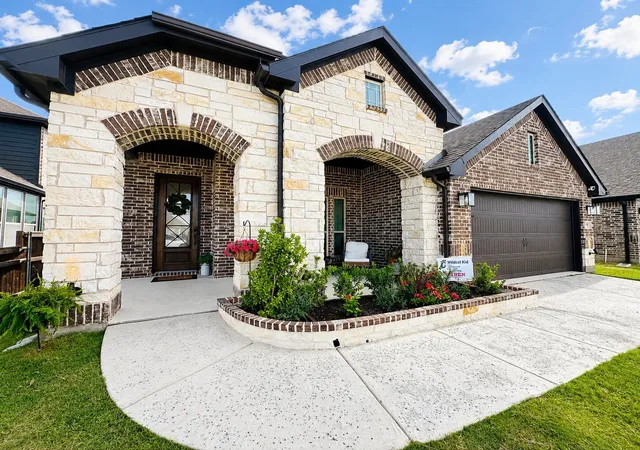 Photo 2 of Single family home for sale at 7709 Gatevine Ave, Joshua, TX 76058 | MLS# 21329475 | Listing updated on 2026-09-27