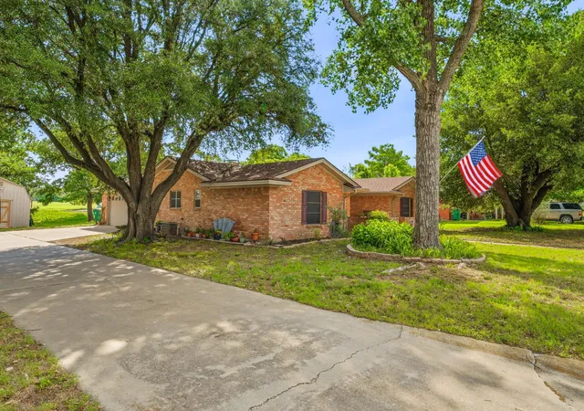Photo 3 of Single family home for sale at 1335 N Lydia St, Stephenville, TX 76401 | MLS# 21292472 | Listing updated on 2026-08-23
