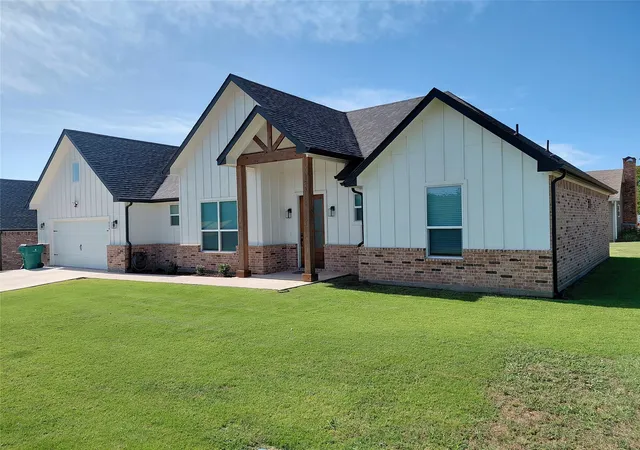 Photo 3 of Single family home for sale at 604 E 4th St, Muenster, TX 76252 | MLS# 21328741 | Listing updated on 2026-07-25