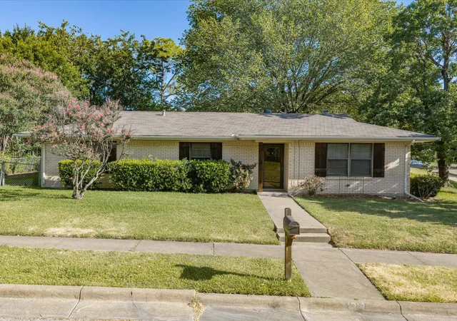 Photo 1 of Single family home for sale at 1313 Crestridge St, Ennis, TX 75119 | MLS# 21329736 | Listing updated on 2026-07-28