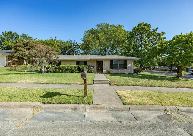 Photo 2 of Single family home for sale at 1313 Crestridge St, Ennis, TX 75119 | MLS# 21329736 | Listing updated on 2026-07-28