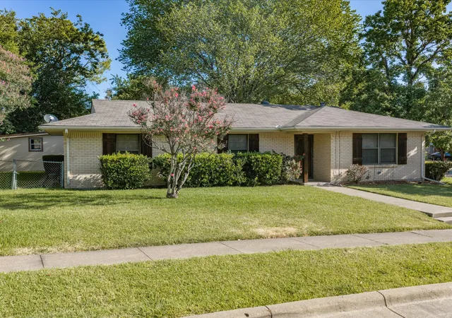 Photo 3 of Single family home for sale at 1313 Crestridge St, Ennis, TX 75119 | MLS# 21329736 | Listing updated on 2026-07-28