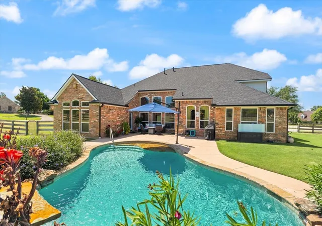 Photo 2 of Sale Pending at 8101 Oak Creek Ln, Denton, TX 76208 | MLS# 21329112 | Listing updated on 2026-08-17