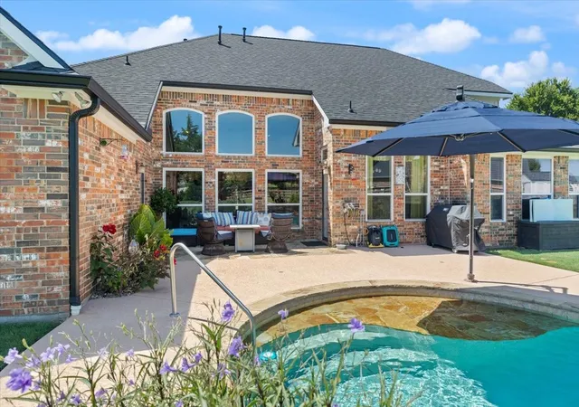 Photo 3 of Sale Pending at 8101 Oak Creek Ln, Denton, TX 76208 | MLS# 21329112 | Listing updated on 2026-08-17
