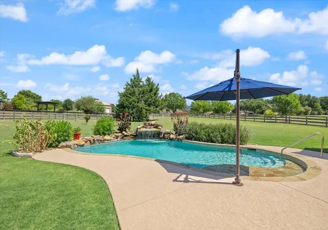Photo 4 of Sale Pending at 8101 Oak Creek Ln, Denton, TX 76208 | MLS# 21329112 | Listing updated on 2026-08-17