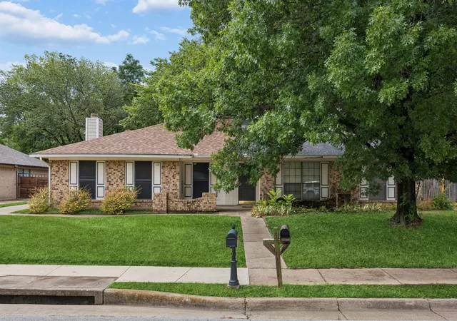 Photo 1 of Single family home for sale at 118 E Denton Dr, Euless, TX 76039 | MLS# 21320406 | Listing updated on 2026-08-22