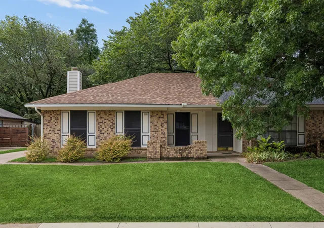 Photo 2 of Single family home for sale at 118 E Denton Dr, Euless, TX 76039 | MLS# 21320406 | Listing updated on 2026-08-22