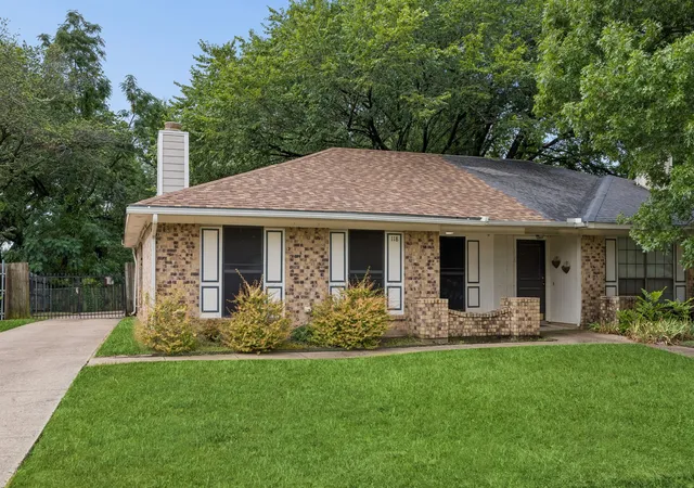 Photo 2 of Single family home for sale at 118 E Denton Dr, Euless, TX 76039 | MLS# 21320406 | Listing updated on 2026-08-22