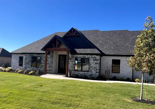 Photo 4 of Single family home for sale at 1404 Dixie Estates Wy, Whitesboro, TX 76273 | MLS# 21329926 | Listing updated on 2026-10-06