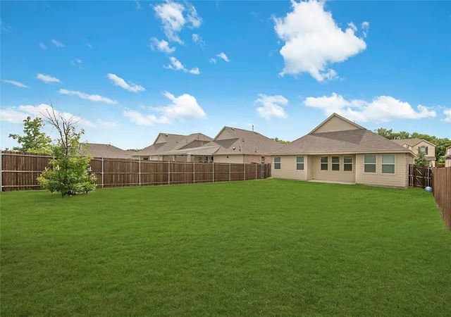 Photo 3 of Single family home for sale at 8012 Lindheimer Ln, Mc Kinney, TX 75071 | MLS# 21327710 | Listing updated on 2026-08-30