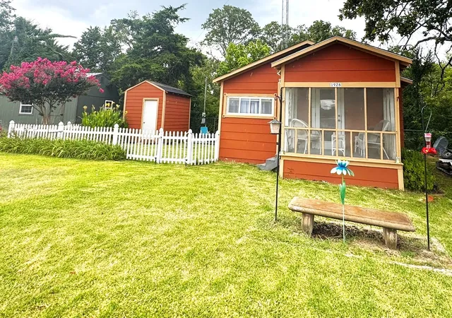 Photo 1 of Single family home for sale at 1926 Private Road 3344, Greenville, TX 75402 | MLS# 21321645 | Listing updated on 2026-09-16