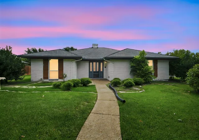 Photo 1 of Single family home for sale at 2005 Yorkstown Dr, Ennis, TX 75119 | MLS# 21330052 | Listing updated on 2026-09-24