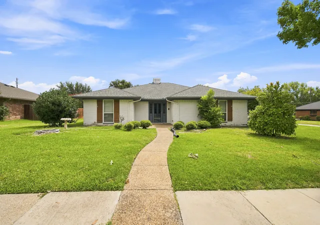 Photo 3 of Single family home for sale at 2005 Yorkstown Dr, Ennis, TX 75119 | MLS# 21330052 | Listing updated on 2026-09-24