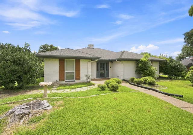 Photo 3 of Single family home for sale at 2005 Yorkstown Dr, Ennis, TX 75119 | MLS# 21330052 | Listing updated on 2026-09-24