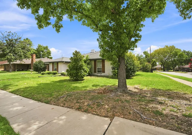 Photo 4 of Single family home for sale at 2005 Yorkstown Dr, Ennis, TX 75119 | MLS# 21330052 | Listing updated on 2026-09-24