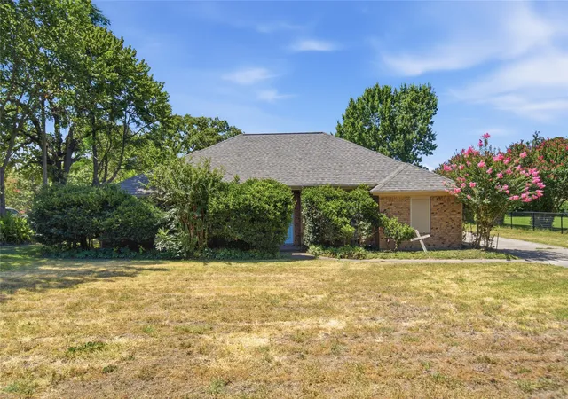 Photo 1 of Sale Pending at 213 White Dr, Colleyville, TX 76034 | MLS# 21329680 | Listing updated on 2026-09-02