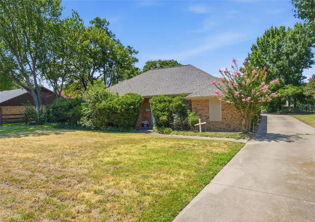 Photo 2 of Sale Pending at 213 White Dr, Colleyville, TX 76034 | MLS# 21329680 | Listing updated on 2026-09-02
