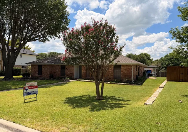 Photo 1 of Single family home for sale at 910 Village Green Dr, Rockwall, TX 75087 | MLS# 21330057 | Listing updated on 2026-07-23