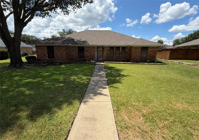 Photo 2 of Single family home for sale at 910 Village Green Dr, Rockwall, TX 75087 | MLS# 21330057 | Listing updated on 2026-07-23