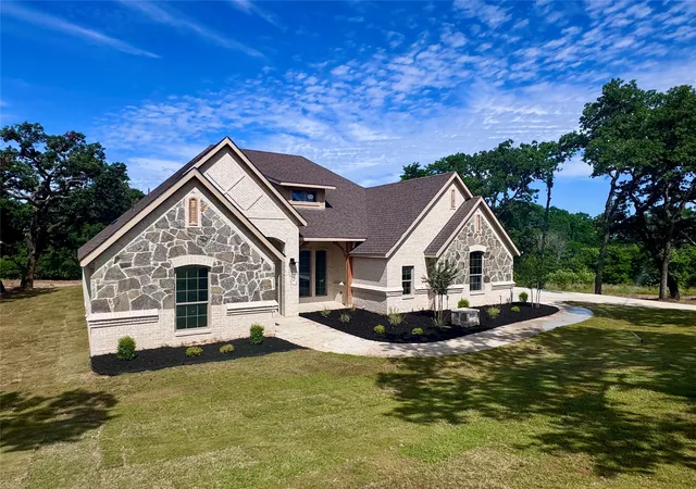 Photo 1 of Single family home for sale at 5025 Glenoaks Ct, Weatherford, TX 76088 | MLS# 21324159 | Listing updated on 2026-07-14