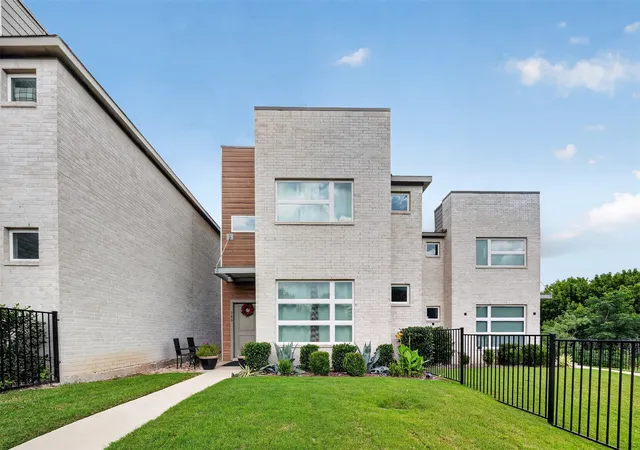 Photo 1 of Townhouse for sale at 340 Oakbend Dr, Lewisville, TX 75067 | MLS# 21327072 | Listing updated on 2026-07-14