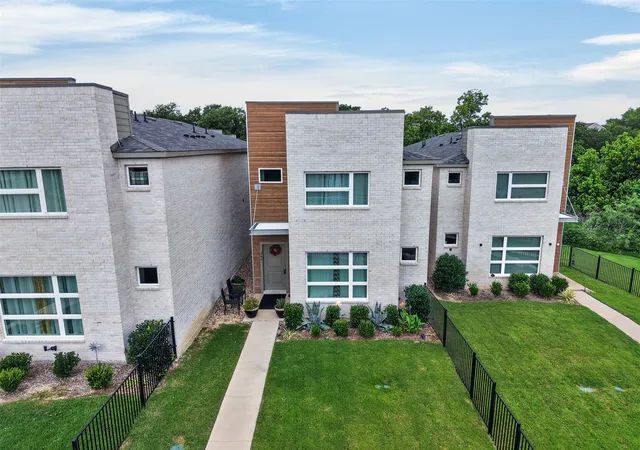 Photo 2 of Townhouse for sale at 340 Oakbend Dr, Lewisville, TX 75067 | MLS# 21327072 | Listing updated on 2026-07-14
