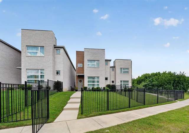 Photo 3 of Townhouse for sale at 340 Oakbend Dr, Lewisville, TX 75067 | MLS# 21327072 | Listing updated on 2026-07-14