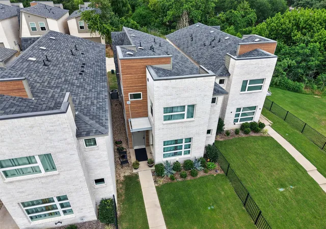 Photo 4 of Townhouse for sale at 340 Oakbend Dr, Lewisville, TX 75067 | MLS# 21327072 | Listing updated on 2026-07-14