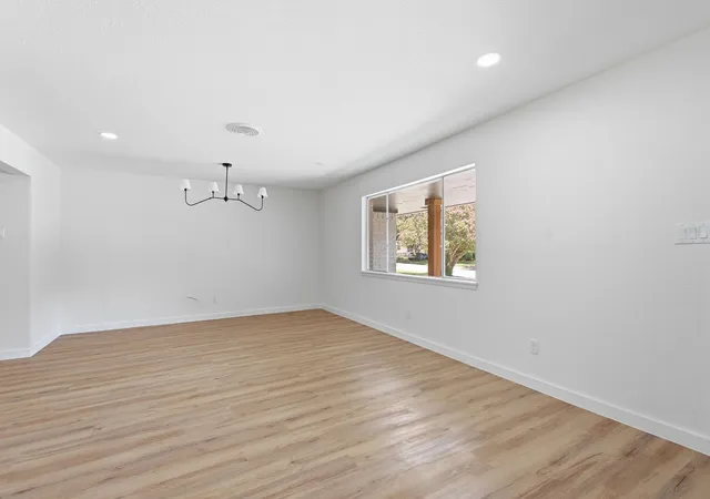 Photo 4 of Single family home for sale at 5512 Westcreek Dr, Fort Worth, TX 76133 | MLS# 21330014 | Listing updated on 2026-08-27